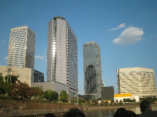 川から見る大阪
