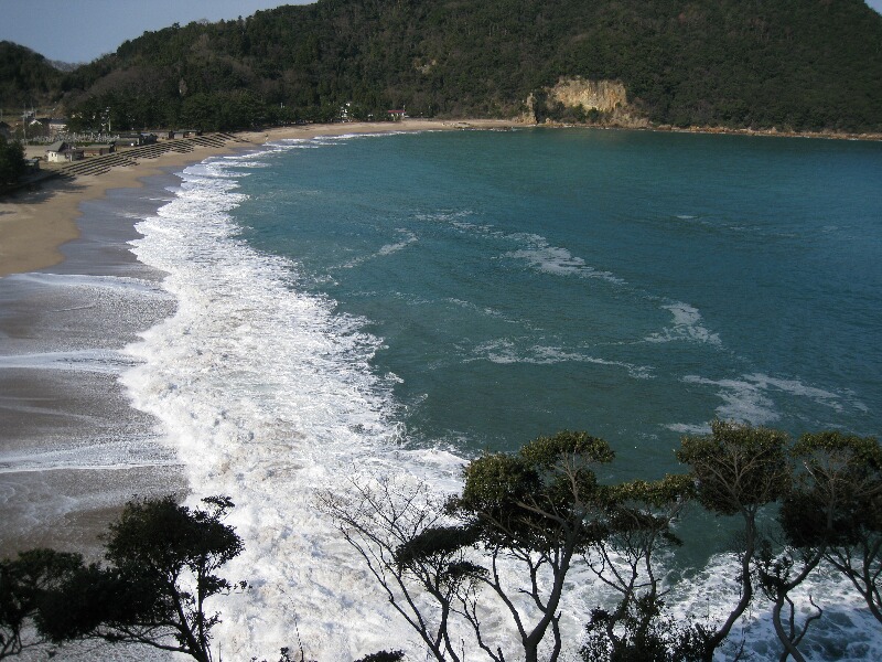 冬晴れの訓谷湾の大波