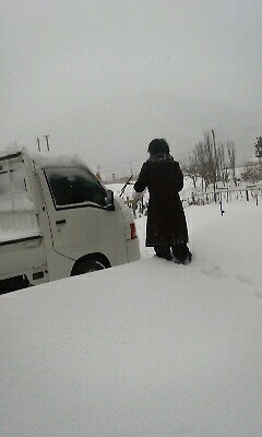 トラックの周りも雪かき