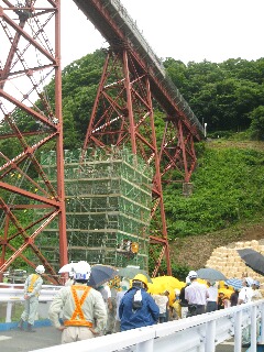 橋脚工事が始まった餘部鉄橋。見学も