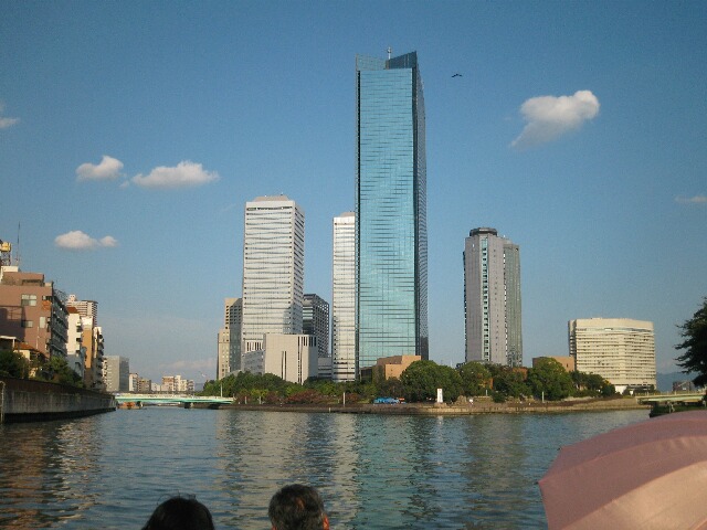 川から見る大阪の高層ビル街