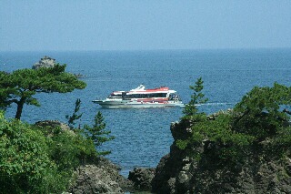 海岸巡りの遊覧船