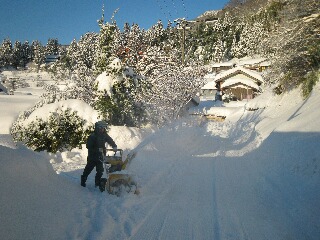 雪かきをする人