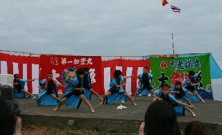 元気に踊る子どもたち