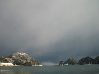 冬の柴山湾と空