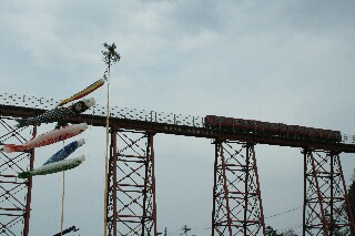 鉄橋を走る列車とコイノボリ
