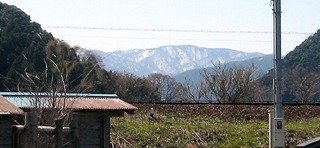 残雪の山