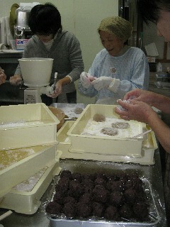 餅を丸める作業