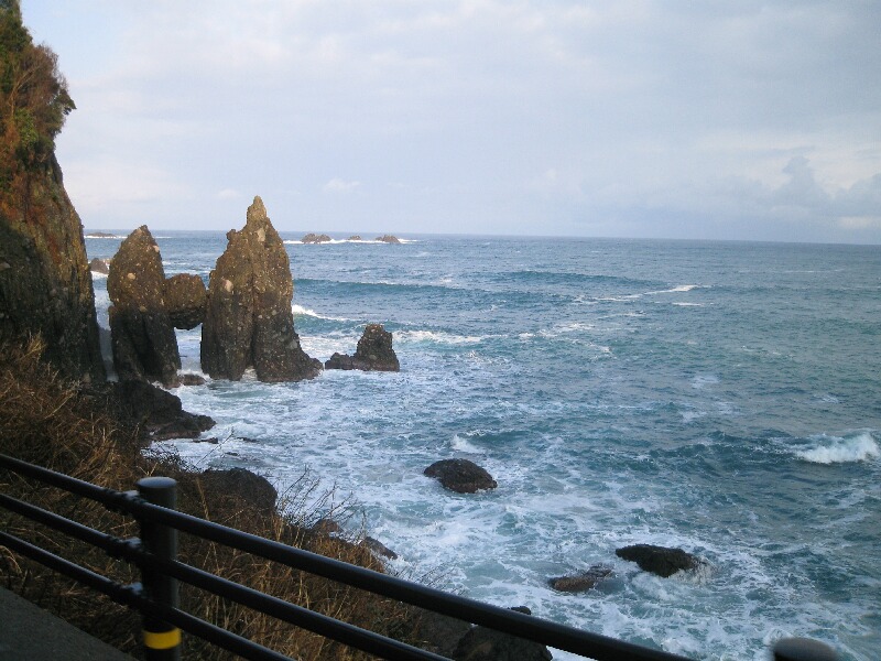 冬の海とハサカリ岩