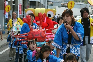 かにみこしもお祝い