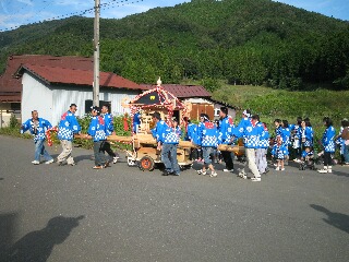 新調した神輿で秋祭り