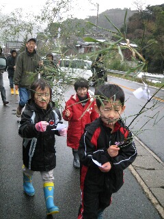 山の祠へ向かいます