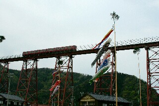 餘部鉄橋とコイノボリ