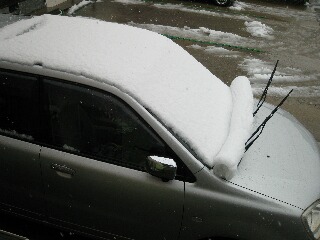 車に積もった雪が