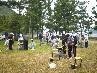 海を臨む松原で飯ごう炊飯