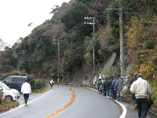 山の祠に参拝