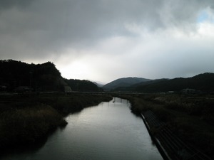 鉛色の空と川