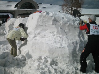 スコップで雪を削ったりしながら