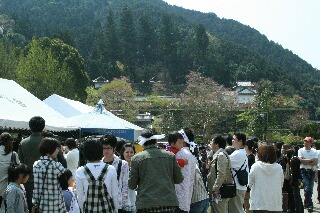 出石そば早食い大会　俳優の参加も