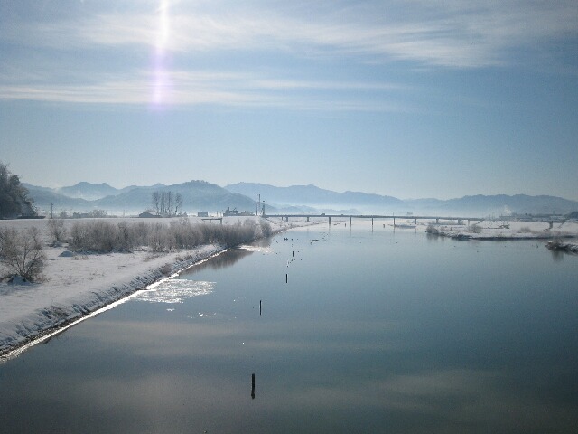 冬晴の朝、円山川では