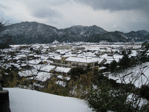 雪の止んだ訓谷の家々