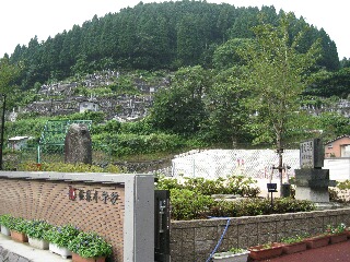 湯村の墓地