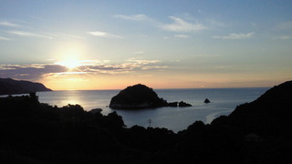 日本海に沈む夕日を眺めながら・・・
