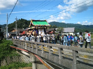 橋を渡って神社へ向かう屋台
