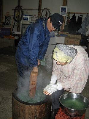 餅つきはなかなかの重労働でして・・・