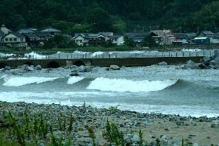 台風通過時の波