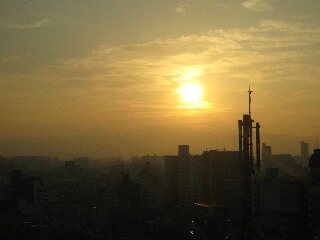 ホテルからの朝焼けの大阪