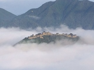 雲海に浮かぶ天空の城・竹田城跡
