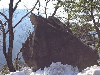 竹田城跡の登山道に・・・「にゃんこ岩」
