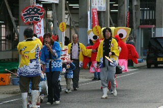 2008年柴山漁港で。子供みこし