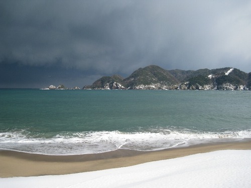 訓谷浜雪景色・正面