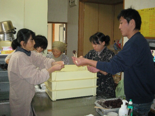 みんなで餅を丸めて