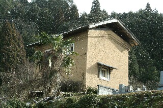 ちらついた雪と昔なつかしい土蔵