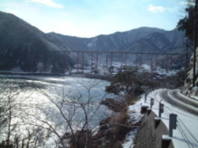 冬の晴れ間の余部鉄橋