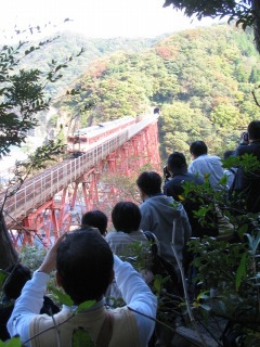 国鉄カラーの気動車が走る餘部鉄橋