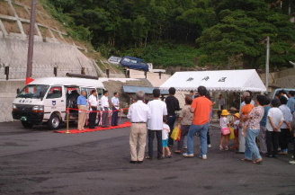 御崎地区の町民バス出発式