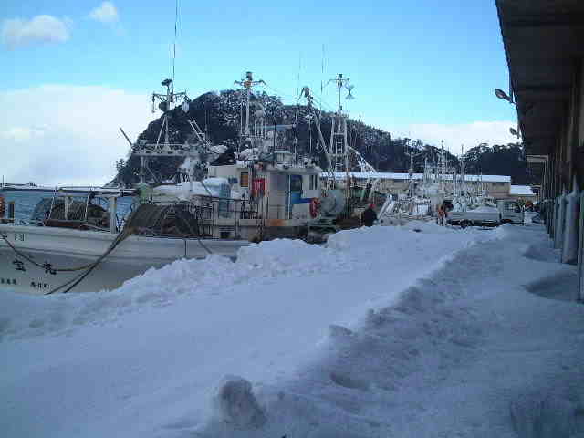 漁船と雪景色