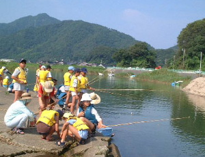 河口で魚釣り